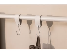 Metallbude Vana håndklædestang i hvid, rund model med S-formede kroge hængt på stangen.