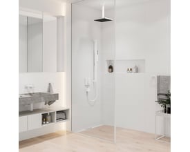 Hansgrohe brusearm i mat hvid til loftmontering, monteret i et moderne, minimalistisk badeværelsesmiljø med glasvægge.