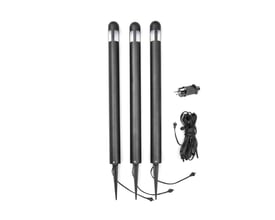 Tre Konstsmide Amalfi mini LED bedlamper i sort stål, 75 cm, med tilhørende transformer og kabler, klar til montering.