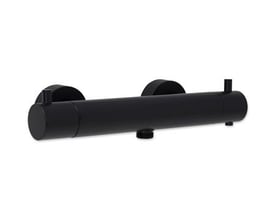 Elegant termostatarmatur i mat sort finish med 1/2" afgang og synlige koblinger, vist på hvid baggrund.