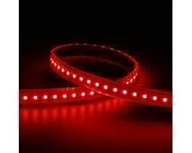 Ansell Lighting P-Cell LED strip med 24V og RGBW, der udsender et kraftigt rødt lys på en mørk baggrund.