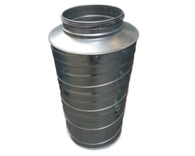 Cirkulær lyddæmper på Ø315 mm og 600 mm længde, lavet af galvaniseret stål med nippel/nippel-tilslutning.