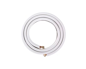 Rullet kobberrør med hvid isolering til varmepumper, 5 meter langt, med 1/4'' x 1/2'' dimensioner og messing omløbere.