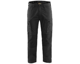 Blåkläder servicebukser i sort, størrelse C54, set forfra med synlige cargolommer med lynlås.