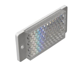 Carlo Gavazzi prismereflektor på 32,5 x 65 x 8 mm med facetteret refleksflade, set skråt forfra.
