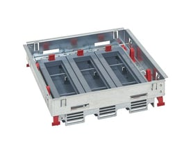 Nærbillede af Legrand gulvboks support flex, der viser de tre grå kassetter og de røde justerbare fastgørelseselementer.