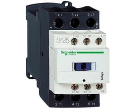 Detaljeret billede af Schneider Electric TeSys D kontaktor, viser skrueklemmer og mærkat med specifikationer.