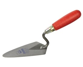 Eskimo spandeske på 150 mm med rustbeskyttet stålblad og rødt bøgetræs håndtag på hvid baggrund.