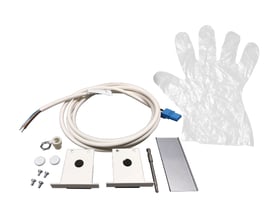 Lineal Recessed Start Kit fra SG Armaturen, hvid, med kabel, beslag, skruer og engangshandske på hvid baggrund.