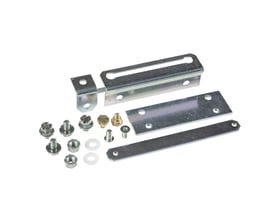 Schneider Electric dørstop til S3D vægskab i metal med diverse skruer og møtrikker lagt ud på en hvid baggrund.