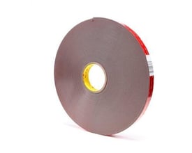 VHB 4991F dobbeltklæbende tape på rulle, 25mm bred, 2,3mm tyk og 16,5m lang, med grå skumkomponent.