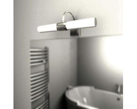 Vægarmatur Astro 0335 Dayton i krom, monteret ved et spejl med lyskilder tændt.