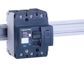 Schneider Electric NG125L C 3-polet maksimalafbryder monteret på DIN-skinne, 40A. Detaljeret frontvisning viser afbryderhåndtag og mærkat.