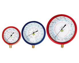 Refco R3-220-M-R290 oliefyldt lavtryksmanometer ses i en række med tre runde manometre, røde og blå kranse samt messingtilslutninger.