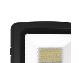 Detalje af Ansell Lighting Calinor Evo LED projektør i sort, viser den matte aluminiumsramme og den teksturerede polycarbonatfront med LED-panel.