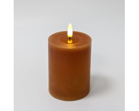 Brun LED bloklys fra LEDlife, 10 cm højt, tændt med realistisk flamme, isoleret på en ren hvid baggrund.