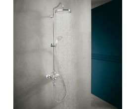 AXOR Montreux showerpipe med termostat, hovedbruser 240mm og håndbruser i krom, i funktion med vandløb mod grå baggrund.