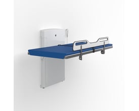 Pressalit Madras i blå, 1820 mm lang, monteret på en væg med metalstøtter og sikkerhedsseler.