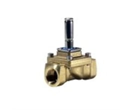 Danfoss EV250B magnetventil med messingventilhus og metalspole, set fra siden.