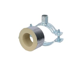 Walraven Bisofix PIR40 + 2S rørbøjle til 40 mm rør, set skråt forfra med isolerende ring og metalbeslag.