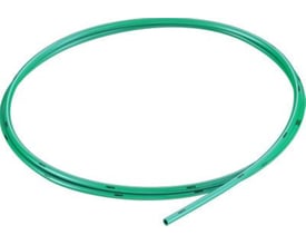 Festo trykluftslange PUN 3X0,5 i grøn, med påtrykt Festo logo, vist i en cirkelform på hvid baggrund.