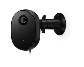 WiZ udendørs WiFi kamera i sort, vist monteret på en hvid væg med en sort holder og synlig linse samt grøn indikatorlampe.