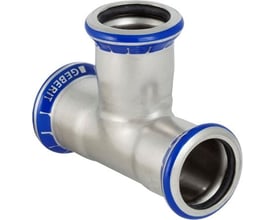 Geberit Mapress rustfrit t-stykke med tre presmuffer, hver 108 mm, lavet af stål med blå markeringer.