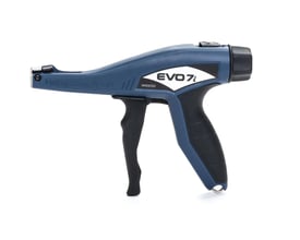HellermannTyton EVO7I kabelbindertang til plast, 4,8 mm, sidevisning af den blå og sorte tang med ergonomisk greb på hvid baggrund.