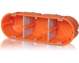 Orange 3-moduls forfradåse til hulrum med 68 mm hulstørrelse, vist fra siden med synlige montageskruer og rørindføringer.