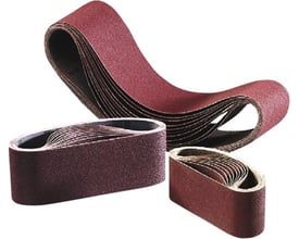 Flexovit T33X slibebånd til træ, 75 x 533 mm med korn 60, vist i et gruppebillede med flere bånd.