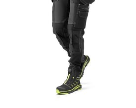Activewear Chipper 5200 vintersikkerhedsstøvle i str. 40, sort med limegrønne detaljer, vist på ben i brug.