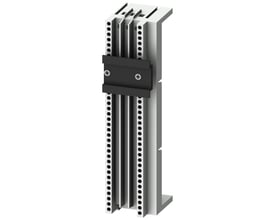 Siemens 8US1 samleskinne til 60mm skinnesystem i plast, vist med en sort monteringsklips og to skruer.