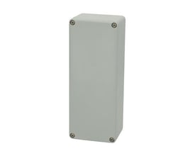 Fibox Euronorm II monteringskasse i grå polyester, mål 75x190x55 mm, vist lukket med fire skruer i hjørnerne.