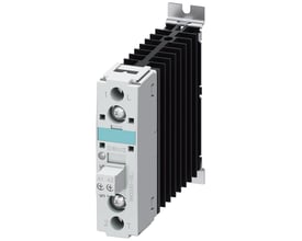 Siemens SIRIUS 3RF2 solid-state kontaktor, 1-faset, 30A med integreret sort køleplade på en hvid baggrund.