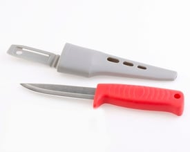 Håndværgerkniv med et skarpt stålblad og et rødt, ergonomisk håndtag, ledsaget af en grå skede.