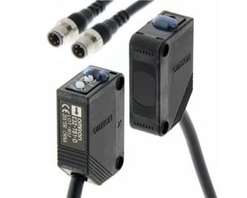 Omron fotoaftaster sender/modtager med 0,3 meter kabel og M8 stik, viser justeringsknapper og mærkat.