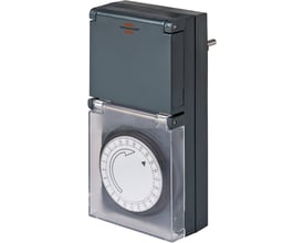 Brennenstuhl udendørs timer med børnesikret kontakt og 24 timers ur i grå, vist frontalt mod hvid baggrund.