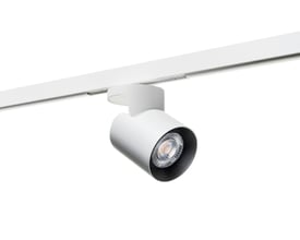 SG Armaturen Zip Aneto Mini Spot i hvid aluminium med 2700K varmt hvidt lys, monteret på hvid skinne.