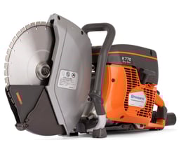 Husqvarna K 770 Dry Cut kapsav med 300 mm klinge og orange/grå krop, vist på hvid baggrund.