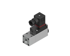 Danfoss MBC 5100 pressostat, set fra siden, viser G1/4 tryktilslutning og den kompakte blokdesign i et neutralt miljø.