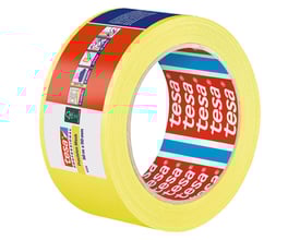 Tesa afdækningstape 4334 Precision i gul papir med 50 mm bredde og 50 meters længde, vist som en rulle på hvid baggrund.