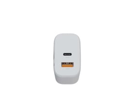 Nærbillede af fronten på Xtorm 67W GaN2 Ultra hjemmeoplader, der viser de to opladningsporte: en USB-C og en USB-A port.