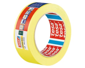 Nærbillede af tesa afdækningstape 4334 Precision, 50m x 38mm, med fokus på den gule tape og tesa branding.