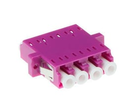 Adapter OM4 LC/PC Quad i lilla plast med SC-fodspor og fire hvide fiberudgange med flange.