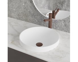 Scandtap Vector Medium håndvaskbatteri i rustfrit stål med rustlook, monteret på hvid bordplade med marmorlook.