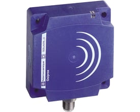 Schneider Electric induktiv sensor XS8 i blå plast med M12 stik og 60mm tasteafstand, 80x80x26mm.