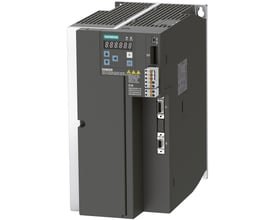 Siemens SINAMICS V90 Profinet frekvensomformer med 3 AC 400V, 5.0kW og IP20 beskyttelse, vist fra siden med tilslutninger og advarselsskilte.