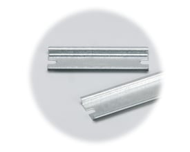 Detaljeret billede af to Fibox din-skinner i aluzink, fremhæver metallets tekstur og monteringshuller.