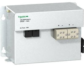 Schneider Electric ABL8 batterimodul med 7Ah kapacitet, 24VDC og 40A udgangsstrøm, vist med monteringsbeslag og terminaler.