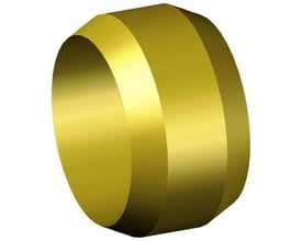 En messing konusring til 8 mm rør med 1/4 tomme tilslutning, vist isoleret på en hvid baggrund.